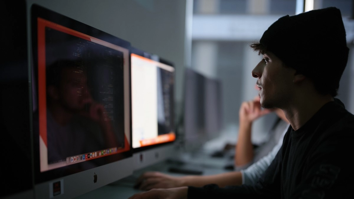 Cybersecurity student u računalnoj učionici